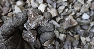 Hand holding polymetallic material